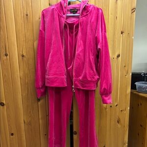 Fuchsia Velour Set
Bought in US 
Only worn once